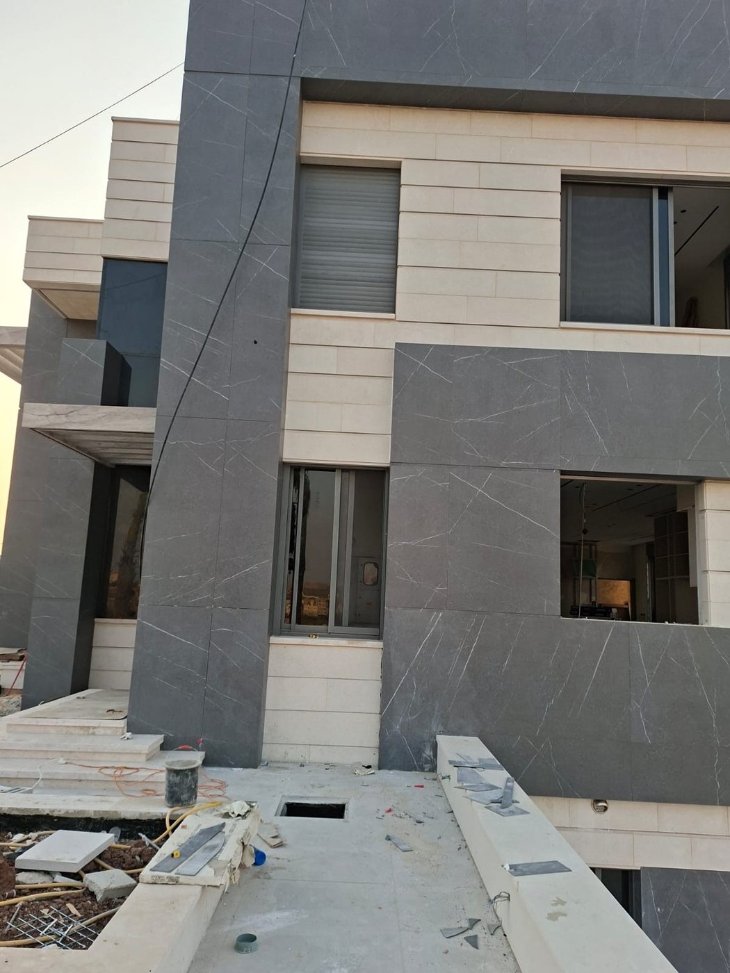 واجهة عصرية بتفاصيل حجرية