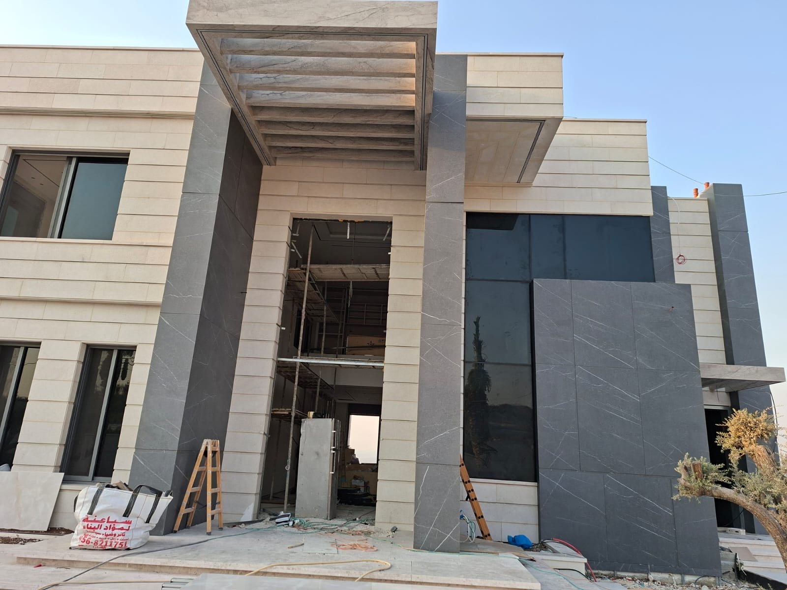 مدخل مبنى بتكسية حجرية